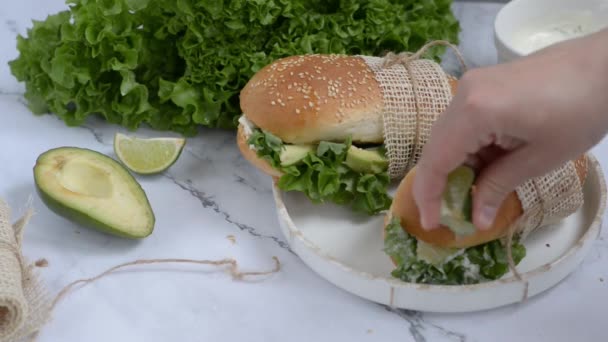 Sanduíche com abacate. Torrada com abacate. — Vídeo de Stock