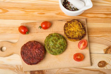 Vejetaryen pirzolası. Sebzeleri karıştır. Hamburgerler, köfteler, pirzola. Açık beyaz ahşap arka plan. Üst manzara. Düz yatıyordu.