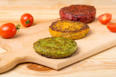 Vejetaryen pirzolası. Sebzeleri karıştır. Hamburgerler, köfteler, pirzola. Açık beyaz ahşap arka plan. Üst manzara. Düz yatıyordu.