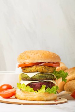 Vejetaryen pirzolası ve vejetaryen burgeri beyaz kırsal masada servis edilir. Vejetaryen ızgara patlıcan, roka, lahana ve pesto burger..
