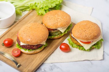 Vejetaryen burgerler. Sebzeli pancar ve avokadolu kinoa burger.