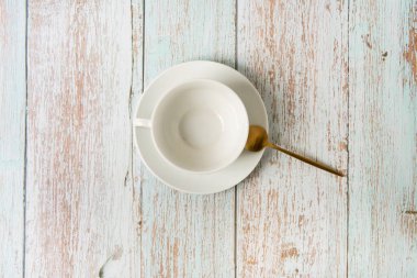 Turkuaz retro arkaplan üzerindeki boş bardak.