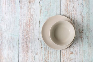 Çorba ve ilk servis için boş tabak..