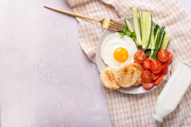 Yumurta ve sebzeli kahvaltı. Sporcular için sağlıklı beslenme