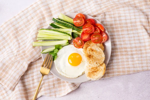 Yumurta ve sebzeli kahvaltı. Sporcular için sağlıklı beslenme