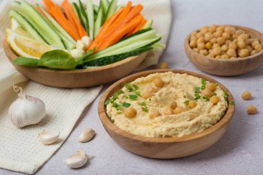 Gri arka planda sebzeli nohut.