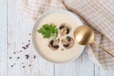 Bir kase taze mantar ve maydanozlu mantar çorbası.
