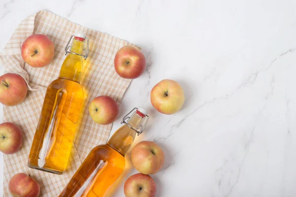 Cuka Sari Apel Dalam Botol Kaca Dan Keranjang Dengan Apel — Stok Foto