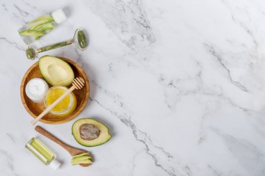 Yüz bakımı, avokado maskesi, yüz silindiri. Meyveli avokado kreması