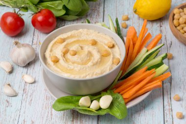 Ev yapımı humus, zeytinyağı serpiştirilmiş, sebzeli ve havuçlu.