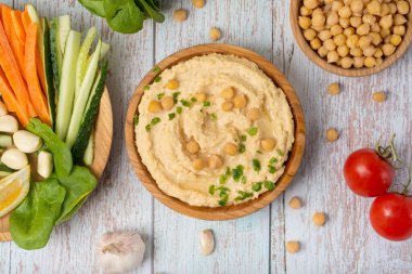 Tahta masada humus sosu ve limon. Sebzeli humus