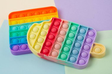 Çocuklar için duyusal oyuncak yap. Stres karşıtı. Rengarenk anti-stres oyuncakları. Kıpırdayın. Çocuğun eline koyun.