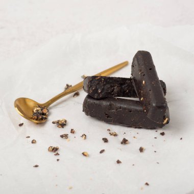 Şekersiz çikolata. El yapımı çikolata. Metin için Yer.