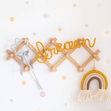 Ahşap gerici, hasır şapka ve gökkuşağı makromu..