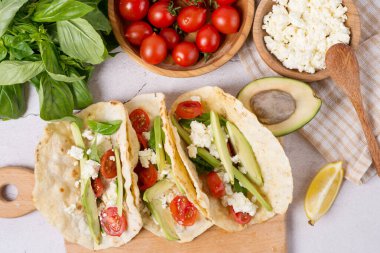 vegan taco sebze, barbunya fasulyesi ve salsa ile.