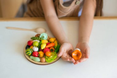 Polimer kil minyatür figürler. Polimer sebzeler. Sebze eğitimi, anaokulu öğrencileriyle dersler.