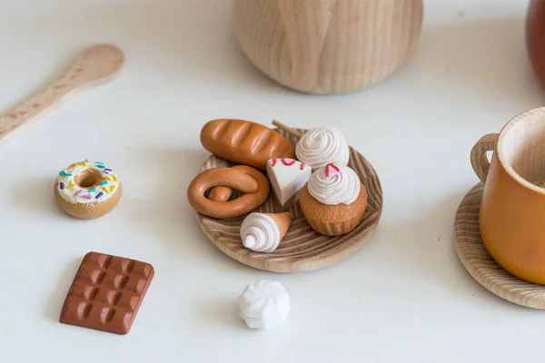 Miniatur Kiwi Kuchen Aus Fimo Auf Holzoberfläche Spielen Der Kinderküche — Stockfoto