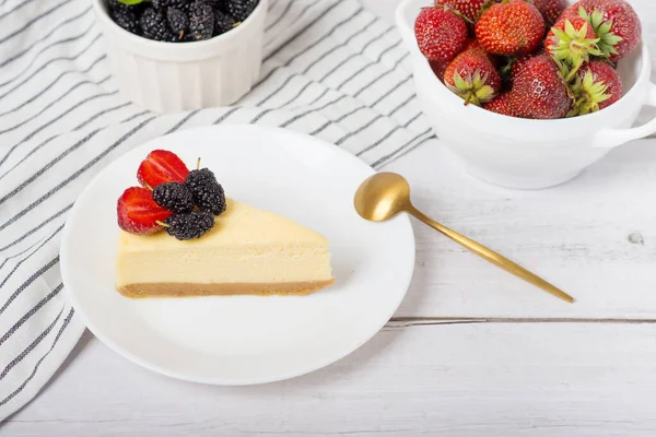 Klassisk Vanilj Cheesecake New York Cheesecake Med Jordgubbssås Och Rosmarin — Stockfoto