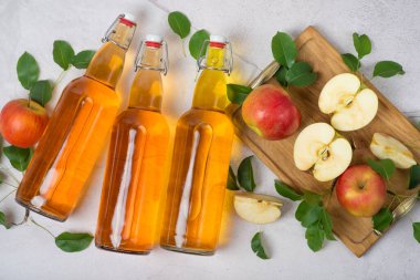 Bir şişe elma sirkesi. metin için gri arkaplan üst görünümü