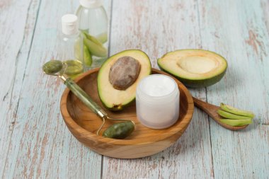 Nemlendirici, besleyici, yaşlanma karşıtı kırışıklık önleyici yüz maskesi, avokado, zeytinyağı, yulaf ezmesi, arka planda doğal yoğurt, üst manzara. Ev yapımı güzellik ürünleri konsepti