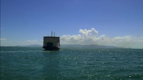 Плавучий корабль на воде — стоковое видео