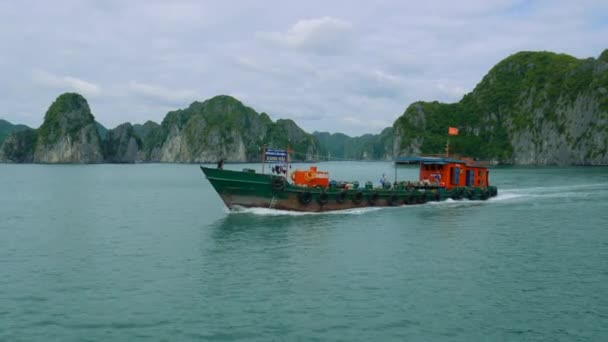 Bateau flottant sur l'eau calme — Video