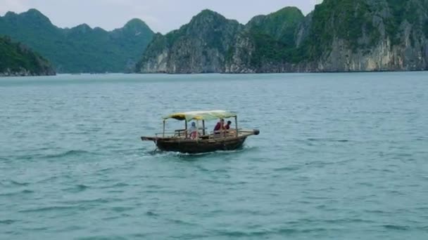 Рибальський човен плаває на спокійній воді — стокове відео