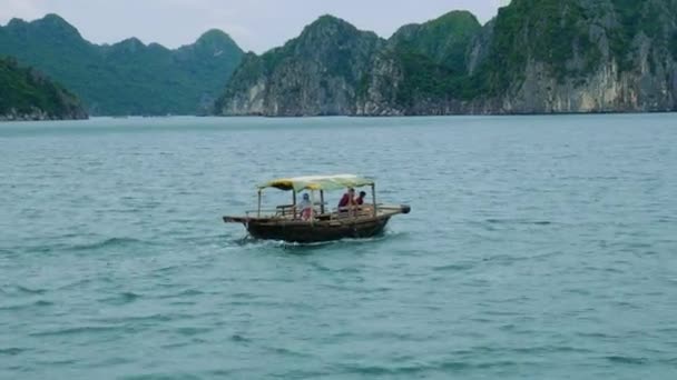 钓鱼船漂浮在平静的水面上 — 图库视频影像