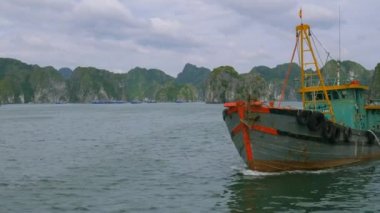 Sakin su üzerinde yüzen tekne