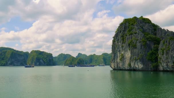 Pueblo pesquero flotante en la bahía de Halong — Vídeos de Stock