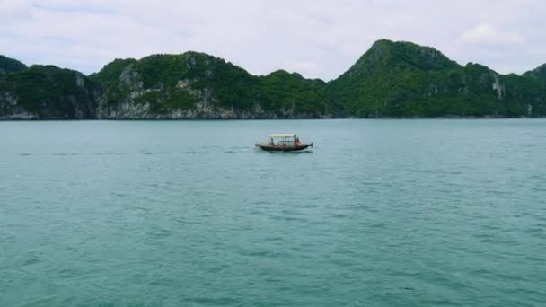 Рыбак, управляющий рыбацкой лодкой — стоковое видео