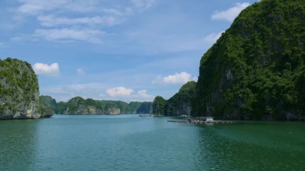 Pueblo pesquero flotante en la bahía de Halong — Vídeos de Stock