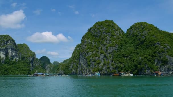 Πλωτό χωριό αλιείας στον κόλπο halong — Αρχείο Βίντεο
