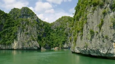 Etkileyici carst kireçtaşı kayalıklarla, Vietnam