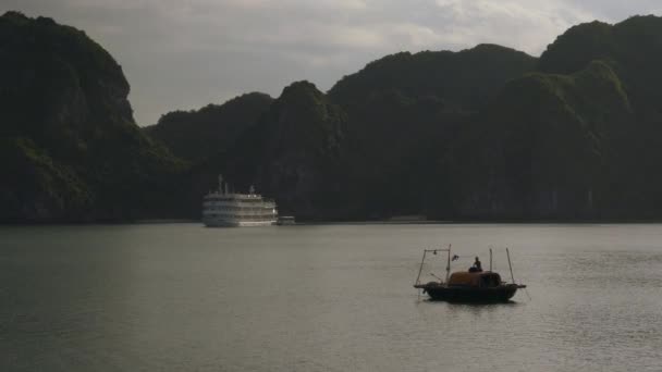 Fisherman on boat with net — Stock Video