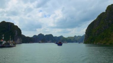 Güneşli günde su üzerinde yüzen gemi