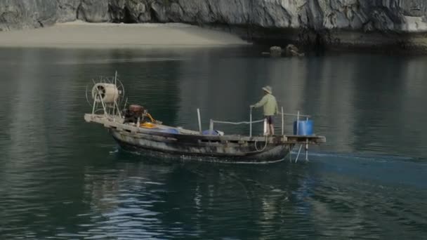 Pescador que controla o barco de pesca — Vídeo de Stock