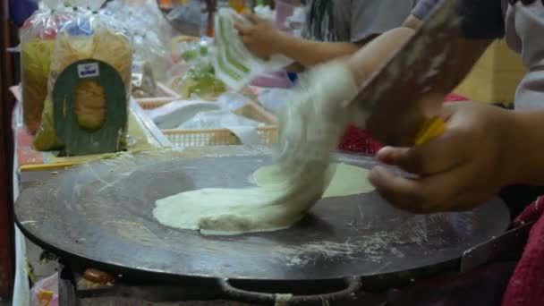 Roti Saimai yemek — Stok video