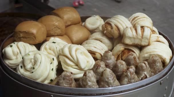 Broodjes en dumplings te koop — Stockvideo