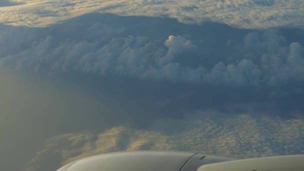 Flug über spektakuläre Wolken — Stockvideo