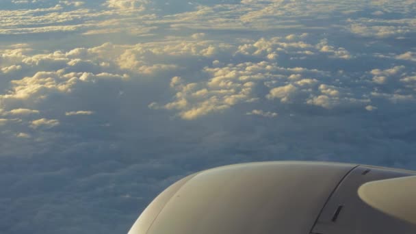 Vlucht abobe spectacluar wolken — Stockvideo