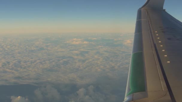 Flug über spektakuläre Wolken — Stockvideo