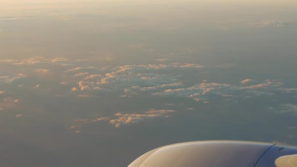 Flug über spektakuläre Wolken — Stockvideo