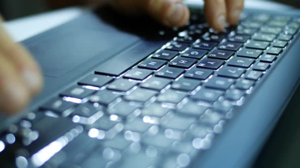 Homme travaillant avec le clavier 
