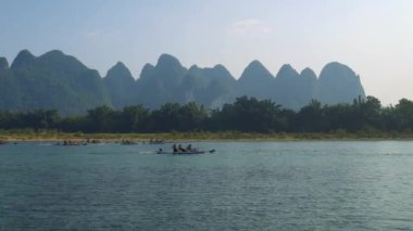 Turist sallar Li Nehri üzerinde yelken