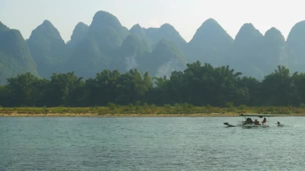 Bamboo raft flowing on Li river — Stock Video