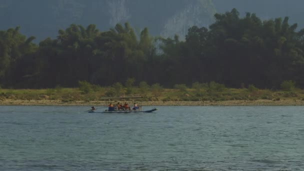 Turist sallar Li Nehri üzerinde yelken — Stok video