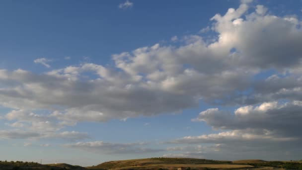 De beaux nuages sur le ciel bleu 