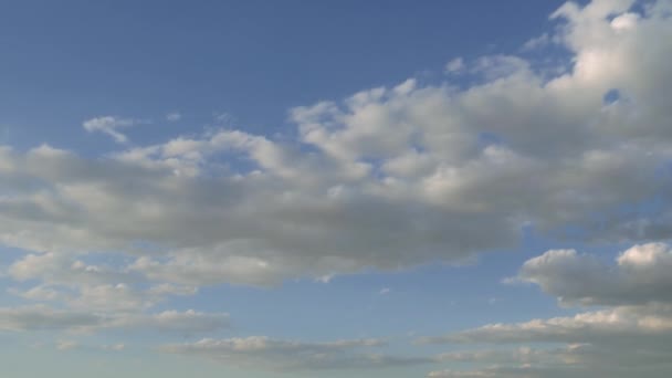 Nubes blancas esponjosas sobre el cielo — Vídeo de stock