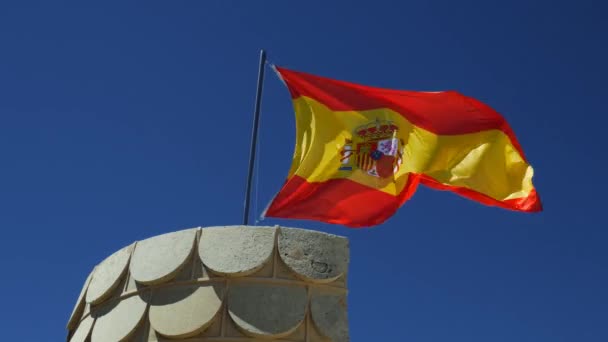 Spanska flaggan mot en blå himmel — Stockvideo